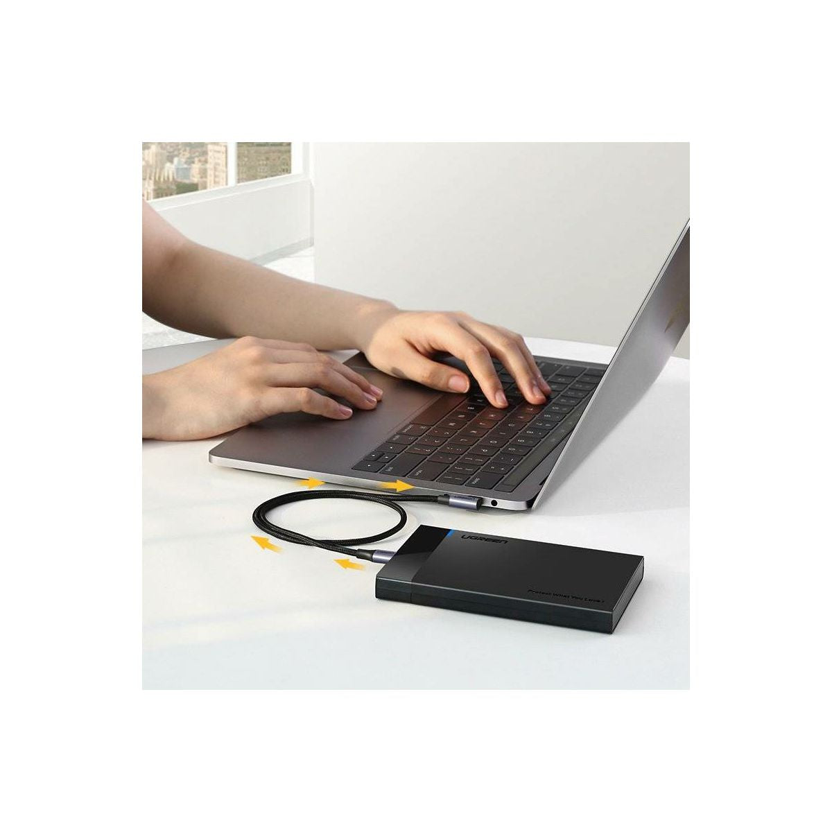 UGREEN USB-C na USB-C kabel 60W z 90° kotnim priključkom – 2 m