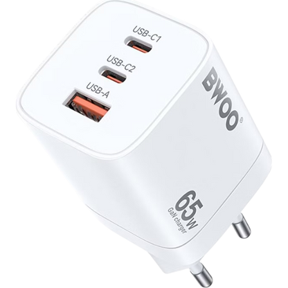 BWOO CDA147 65W polnilni adapter s 2x USB‑C in 1x USB izhodi v beli barvi